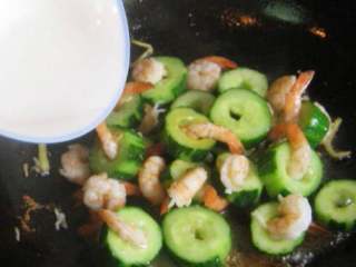 8、黄瓜虾仁,加入水淀粉勾茨即可。