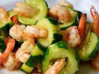 9、黄瓜虾仁,出锅，装盘，美味可口。