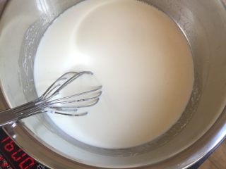 2、蛋挞,除了蛋黄和面粉，其他均倒入盆中在锅煮至糖融化，然后放在室内自然凉