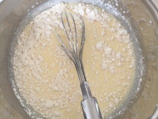 3、蛋挞,凉后倒入面粉和蛋黄一起搅拌
