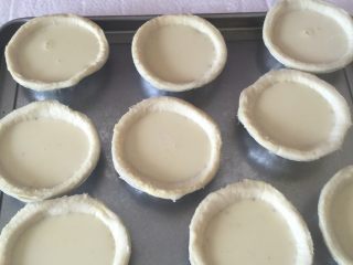 4、蛋挞,蛋挞液倒在蛋挞皮上，七八分满