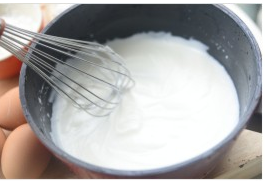 1、酸奶蛋糕,将黄油切小块加热融化后与酸奶混合搅拌均匀。