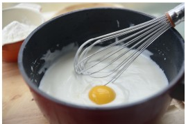 2、酸奶蛋糕,分四次加入4个蛋黄，每加一个拌匀后再加入下一次蛋黄。