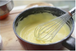 4、酸奶蛋糕,搅拌均匀备用。