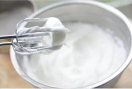 5、酸奶蛋糕,分三次加入细砂糖，将蛋清打发至湿性发泡（提起打蛋器有弯曲的小尖钩）。