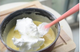 6、酸奶蛋糕,将三分之一打发好的蛋清加入蛋黄糊中。