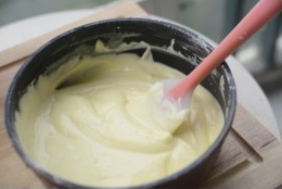 7、酸奶蛋糕,用硅胶刮刀翻拌均匀。