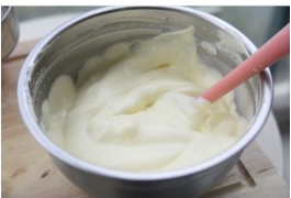 8、酸奶蛋糕,再加入剩余的蛋清翻拌均匀。