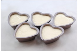 9、酸奶蛋糕,倒入模具中。