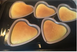 10、酸奶蛋糕,烤箱预热170度，烤盘里注入约1厘米高度左右热水，放入模具，烤箱中层，烤约50分钟左右即可。