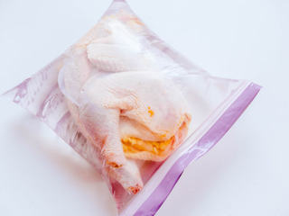 2、烤鸡,1000ml的水中加入60g盐，混合均匀后放入鸡，再将其密封静置一夜（可以选择密封盒放置或者如图密封袋，需注意，鸡肉要完全浸泡在水中，强烈推荐我用的加厚密封袋，很方便）