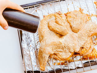 10、烤鸡,现磨黑胡椒适量，很好吃的秘诀