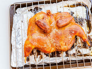 11、烤鸡,烘烤：烤箱提前预热，90度中下层，我的烤箱有热风循环系统，烘烤了大约105分钟，用探温计测量鸡腿与鸡胸肉部位，鸡肉温度为72度左右，烘烤结束后将鸡肉同烤架取出，室温40-45分钟，烤箱再次预热到最高温约230度，烘烤10分钟，鸡皮金黄酥脆，完美出炉。（千万千万注意:探温计的实际温度60-75度为准，不要依赖时间，每家烤箱的温度略有不同，鸡肉内部的温度值是最佳检测方式）