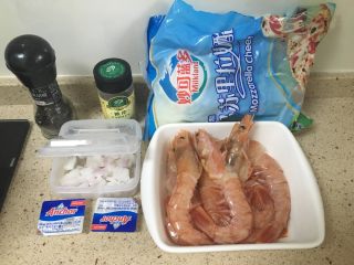 1、芝士焗大虾,老规矩。第一张是材料图。图里的吓已经是处理好的。