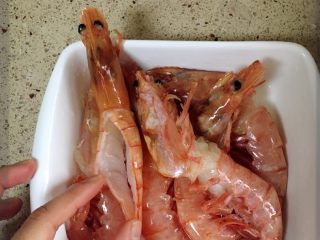 3、芝士焗大虾,阿根廷红虾解冻后开背。去掉虾线。这次买的虾没有很赞。所以我还是选择把虾头里的胃都去掉了。