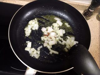 4、芝士焗大虾,小火热黄油后放入洋葱丁。炒香备用。放入少许盐。因为后续没有步骤加盐了。