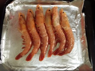 5、芝士焗大虾,虾沥干水。涂上橄榄油后放入锡纸上。
