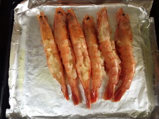 6、芝士焗大虾,把炒好的洋葱碎填入大虾后背。