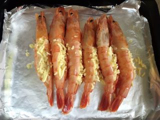 7、芝士焗大虾,再填芝士碎。