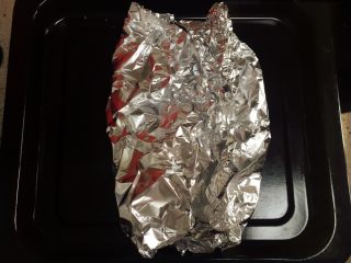 9、芝士焗大虾,锡纸裹好。这样做是为了保留虾的汁水。