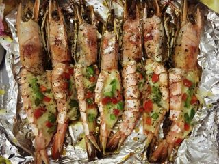 10、芝士焗大虾,烤箱170摄氏度预热。烤制15分钟后出锅。