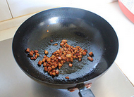 10、炒猫耳朵,炒锅内放适量的花生油,然后放入白糖炒出糖色,下五花肉炒至肉丁上色。