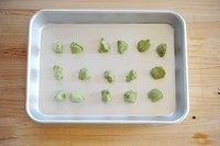 4、双拼抹茶小圆子红豆汤,搓成长条，拧成小剂子。