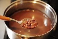 11、双拼抹茶小圆子红豆汤,开小火炖煮。煮到红豆快要露出水面了，就倒400毫升清水进去。就这样煮至红豆酥软为止。