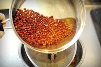 9、双拼抹茶小圆子红豆汤,熄火。倒掉头趟煮红豆的水。这样做是走掉红豆的苦涩味。