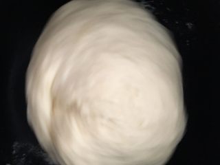 1、黄油牛角包,将两个全蛋和一个蛋白除黄油外所有材料放入面包机开启和面发酵程序