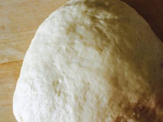 4、黄油牛角包,揉出空气