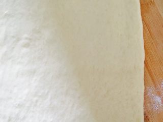 5、黄油牛角包,擀开