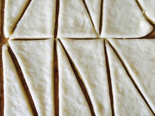 6、黄油牛角包,切三角