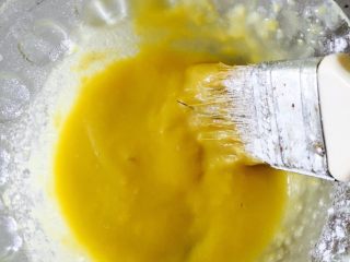 7、黄油牛角包,一个鸡蛋加少许黄油及面粉调匀