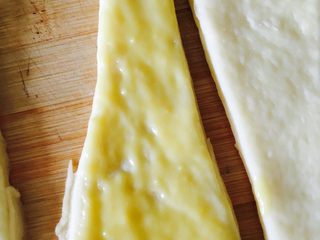 8、黄油牛角包,均匀抹到面皮上