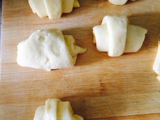 9、黄油牛角包,从宽处卷起把尖压到下面以免开了