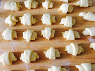 10、黄油牛角包,所有按前面卷好