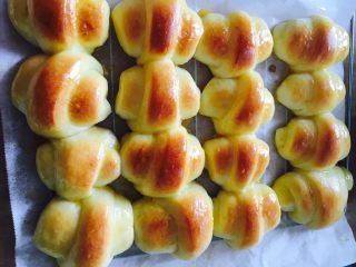 14、黄油牛角包,用剩下的蛋黄刷到上面