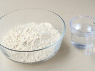 1、北方葱油千层饼,先准备200克热水，500克面粉，先用热水烫面；