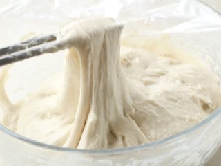 3、北方葱油千层饼,全程可以不用手和面哦；然后醒发2小时以上，面团非常有韧性；