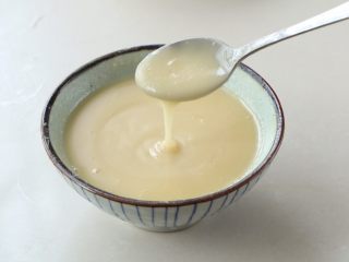 4、北方葱油千层饼,油酥的制作：面粉放碗里，加入足够的盐拌均匀，色拉油上锅加热后，直接浇在面粉上面，最后成流线比较粗的状态即可；