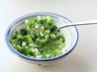 5、北方葱油千层饼,小葱也可以淋些色拉油进去，拌均匀，这样葱香味儿会比较足，饼更好吃；