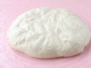 6、北方葱油千层饼,砧板上刷一层色拉油，面团放砧板上稍稍揉均匀，