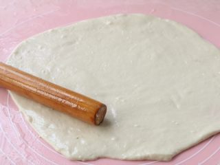 8、北方葱油千层饼,取一小团面团，擀成薄片