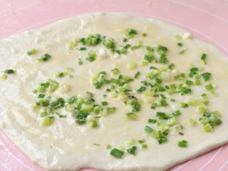 9、北方葱油千层饼,刷一层油酥、一层葱花；