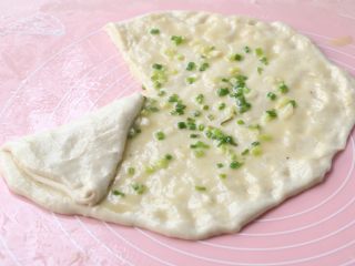 10、北方葱油千层饼,切一个口子，从一端卷起来