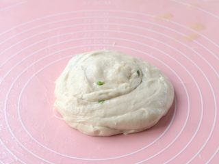 12、北方葱油千层饼,尖立的部位朝上，按扁稍微擀薄；