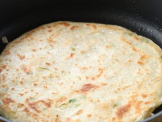 13、北方葱油千层饼,平底锅刷一层油，预热后，放入饼用手稍稍按压至适度的厚度，开文火煎，煎到两面金黄色即可；如果你的面团不是那么软，可以一次性擀好放进去煎；