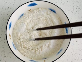 9、榛子????桃酥,用筷子搅拌均匀