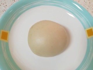 1、枣泥核桃卷,将中筋面粉、猪油、糖粉一起放入盆里，加入热水，先用筷子挑拌成絮状，再用手揉成光滑的油皮面团，盖上保鲜膜。